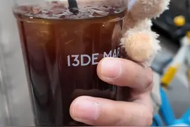 上海市民注意！安福路最近有大熊出没，拍照的队伍排到门外，韩国游客赶飞机前还来“追顶流”图片