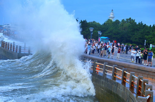 场面壮观！今早，日照海边掀起大浪！
