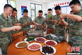 空军西安飞行学院某部官兵包粽子迎“端午”图片