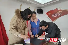 送证上门 石峰区31户村民家门口喜领不动产权证图片