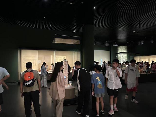 湖北省博物馆夜场火爆，游客乐享编钟音乐与清凉！