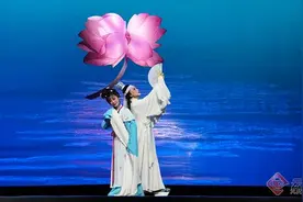 戏音袅袅入夜来！经典花灯剧目《莫愁女》在云南省大剧院上演图片