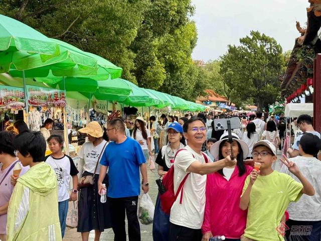 【高清组图】翠湖荷花盛放 日均吸引超3.6万人次赏花
