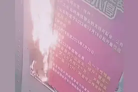 危险！“熊孩子”在电梯里玩火，网友：“子不教父之过”图片