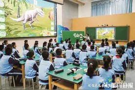 写诗写作心理辅导，AI老师来了！厦门部分中小学积极拥抱人工智能图片