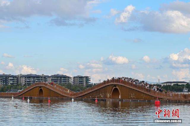 昆明草海开合浮桥开启新体验 市民感受“水上行、画中游”