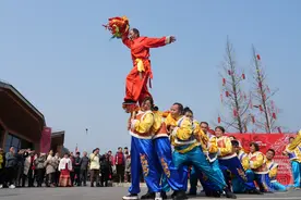 重庆北碚：非遗板凳龙欢乐闹新春图片