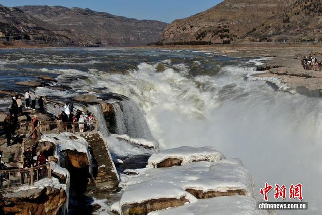 山西吉县：黄河壶口瀑布现冰瀑玉壶景观