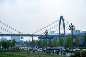 湖北武汉“空中飞车”穿梭城市中 科幻感拉满图片