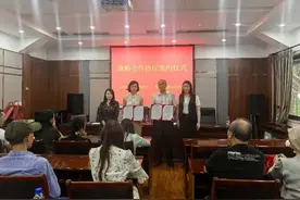 重庆渝北：回兴街道双湖路社区携手银行，创新构建基层党建工作新格局图片