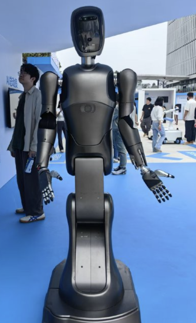 李想谈万台MEGA召回：生命只有一次；传明年AirPods配摄像头+AI；神舟二十一飞船发射成功，对接速度创纪录|极客早知道