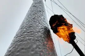 湖北大冶：冻雨致停电，电力维修工锤砸、火烧、竿打抢修30小时视频封面