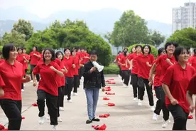 “校长妈妈”张桂梅：我把她们送出大山，她们把我留在人间图片