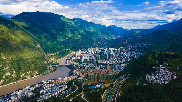 云新闻·滇地宝藏⑦丨一半山水一半城，走进怒江穿城而过的州府小城