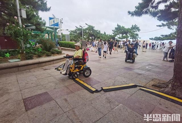 青岛故事丨轮椅驶向栈桥，婴儿车畅行奥帆！特殊群体为“无碍”探路
