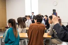 布林肯在沪与中外学生交流：欢迎中国学生赴美留学图片