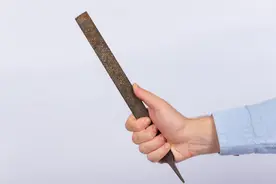 因卷子破损，8岁小学生被老师用戒尺打破头！云南当地通报图片