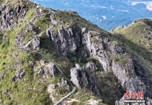 福建龙岩：双髻山别样地质风景吸引游客