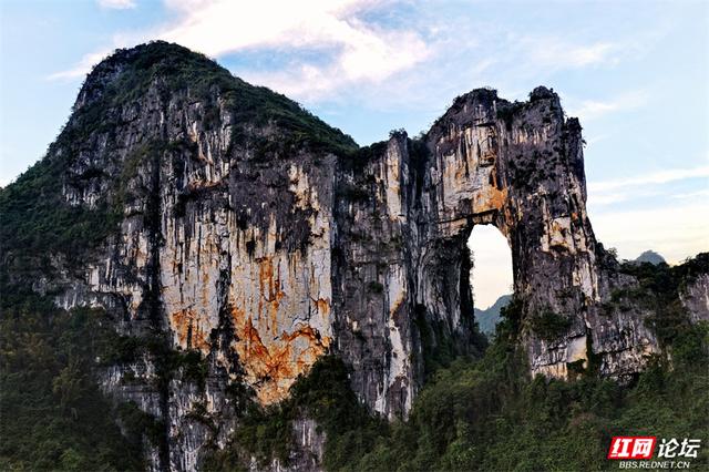 岁暖时刻丨桂林藏着座“大地之眼”！晨曦漫过石拱，看群峰在天然画框里苏醒
