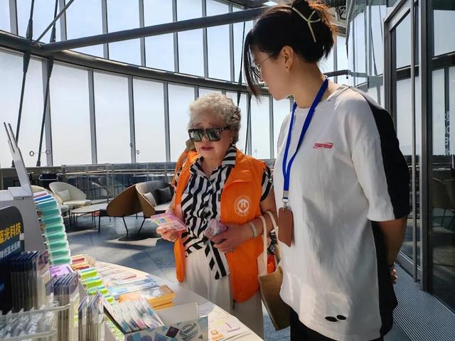 太开心了！长宁这群长者打卡“云端书店”……