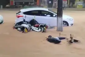 广东广宁县暴雨黄泥水浸街 有电动车在路上被冲走图片