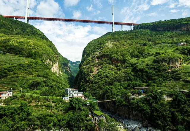 跟着黄小西游贵州｜桥上漫步云端，桥下烟火人间