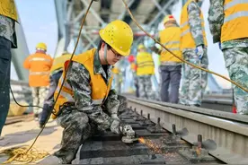 38天更换880根桥枕，南京长江大桥铁路桥面大修完工图片