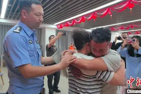 跨越千里寻亲32年 河南男子在母亲节前夕与四川生母团圆图片