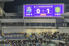 19分钟被罚下一人，国安队顽强赢下“京津德比”图片