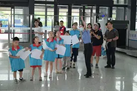 “带娃旅行”成北京火车站风景线 北京市重点站区启动亲子志愿活动图片