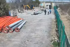 为寻找优质钓鱼点翻越铁路护网，3男子逼停火车被行拘5日图片