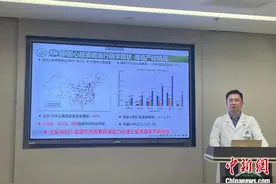 两例“人工心”植入术后患者在广州接受手术治疗图片