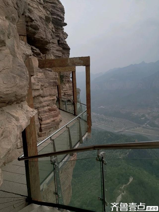 邯郸东太行景区的玻璃栈道，玩的就是心惊肉跳