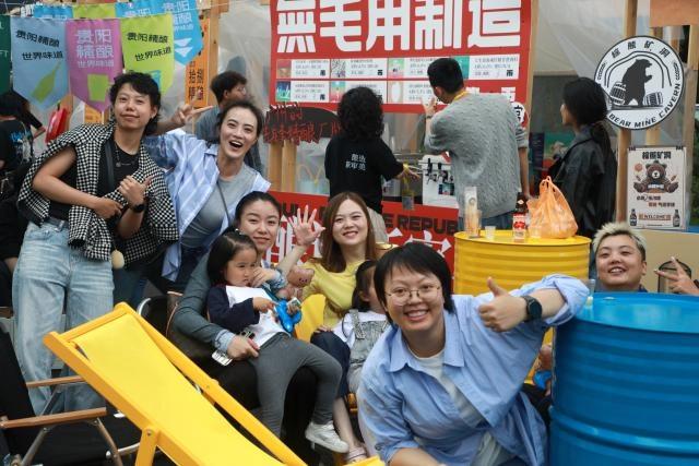 观山湖国庆首日人气爆棚：省博排长队，阿云朵仓碰杯声不断