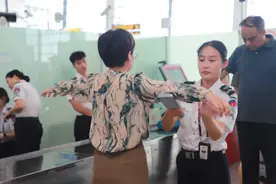 郑州机场暑运安检：小通道 安全桥图片