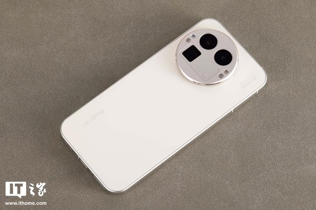 真我GT8 Pro手机图赏：告别非方即圆设计，行业独一档可换 Deco