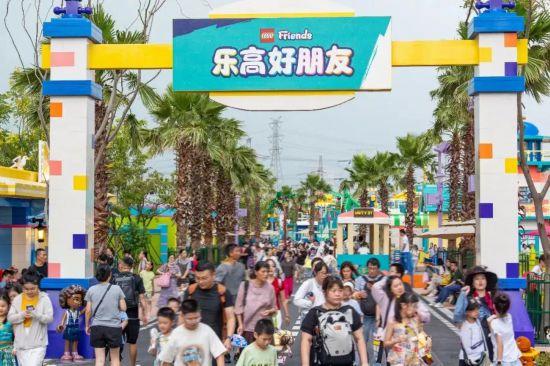 暑假进入尾声 上海乐高乐园迎开园以来客流高峰