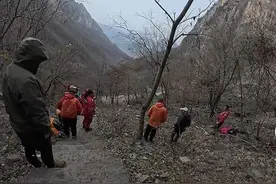 河南一女驴友徒步坠崖身亡，当地称事发地未开发！有禁行标志图片