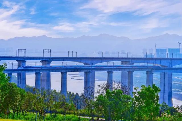 铁路桥惊现第五层！网友：魔幻城市名不虚传！