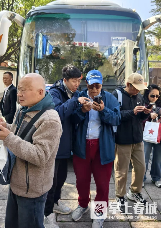 昆明首条“落日专线”客满高峰 老街直通海晏村单程仅19.9元