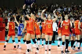巴黎奥运会女排资格赛A组中国和塞尔维亚队同取三连胜图片