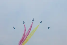 直击航展：“八一”飞行表演队驾驶歼-10战机上演空中特技视频封面