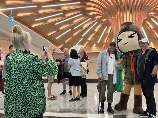 人从众……今夏火出圈！本地居民、全球游客都为静安这里的夜停留丨静安“夜”精彩