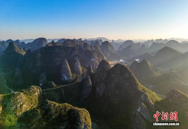 广西贺州：喀斯特峰丛林立宛如壮丽画卷