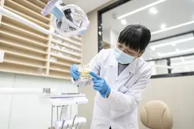年纪不大牙全“烂”了，竟和全身太干有关？图片