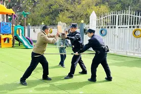 白河公安宋家派出所：组织防暴演练 守护校园安全图片