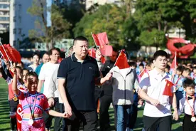 “奥运冠军来我们学校啦！” 吉新鹏、林清峰“参加”小学校运会，传授冠军秘籍图片