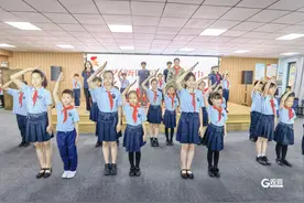 红领巾争章感受责任担当！2024年青岛市中小学庆“六一”主题活动举行图片