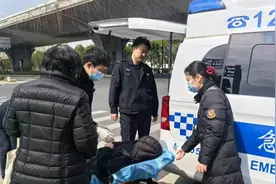 六旬老人乘坐地铁突发不适 各方援手化危为安图片