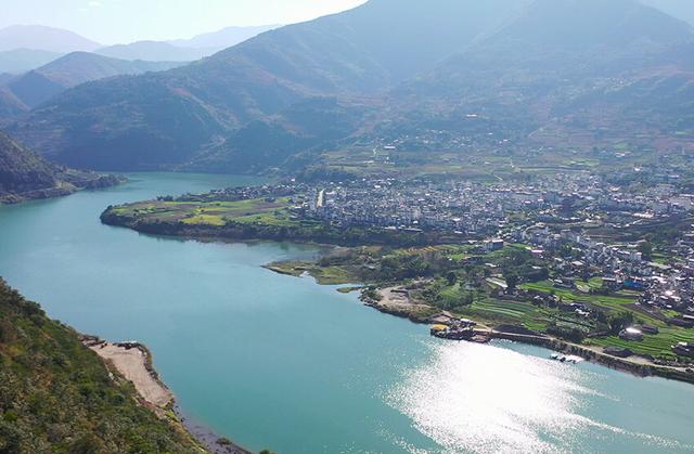 冬日澜沧江水绿如蓝